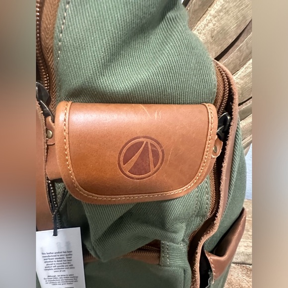 Claire Chase Colorado Sling Bag NWT $169 - Picture 2 of 6